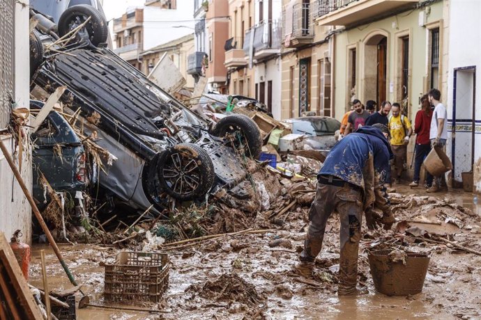 Varias personas limpian los estragos ocasionados por la DANA, a 1 de noviembre de 2024, en Paiporta, Valencia, Comunidad Valenciana (España). El sexto balance de fallecidos por el paso de la DANA por la provincia de Valencia deja 202 víctimas mortales. De