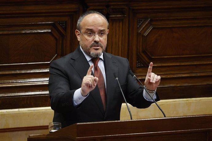 El líder del PP catalán y portavoz del PP en el Parlament, Alejandro Fernández, durante la comparecencia del presidente de la Generalitat de Cataluña, Salvador Illa, para explicar la gestión del Govern de la DANA en Catalunya, en el Parlament de Catalunya