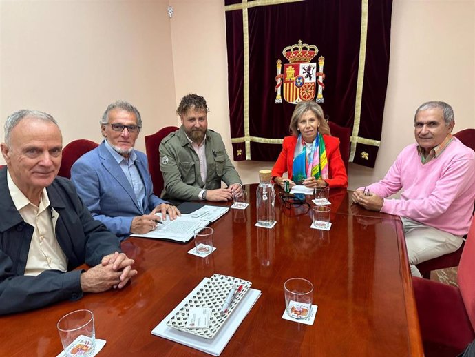 Reunión entre la subdelegada del Gobierno en Huelva, María José Rico, y representantes de la Asociación de Vecinos Portileños.