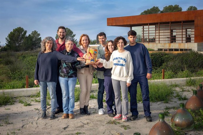 Parte del equipo de I+D de Familia Torres con el premio.