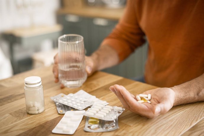 Archivo - Imagen de archivo de una persona tomando varios medicamentos.