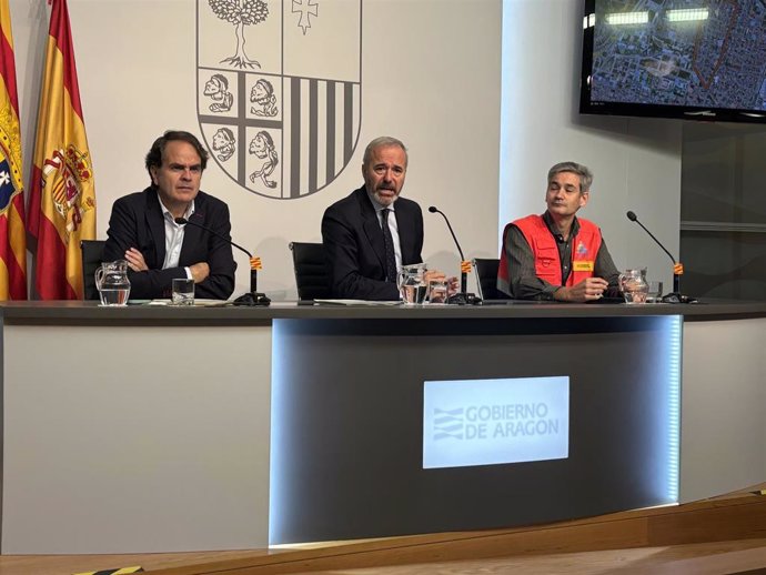 El presidente del Gobierno de Aragón, Jorge Azcón, en rueda de prensa con el consejero de Interior, Roberto Bermúdez de Castro, y el jefe del Servicio de Emergencias de Aragón, Jorge Crespo.