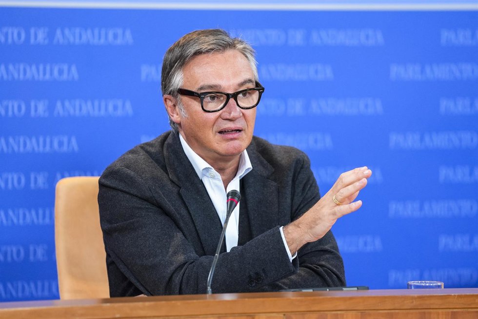 El portavoz del Grupo Parlamentario Vox, Manuel Gavira, durante la ronda de ruedas de prensa de portavoces de los grupos parlamentarios en el Parlamento de Andalucía, a 6 de noviembre de 2024 en Sevilla (Andalucía, España). Los portavoces de los grupos 