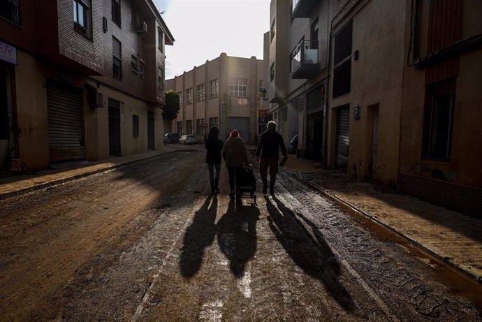 Imagen de archivo - Varias personas ayudan en la limpieza de Sedaví, a 5 de noviembre de 2024, en Valencia, Comunidad Valenciana (España). 