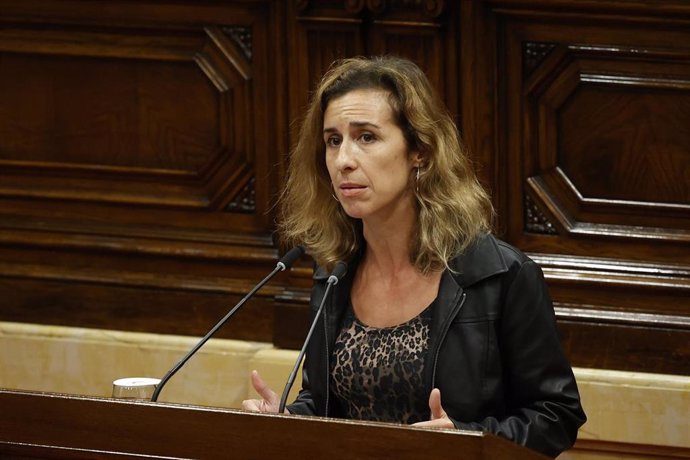 La diputada de la CUP Laia Estrada durante el pleno del Parlament