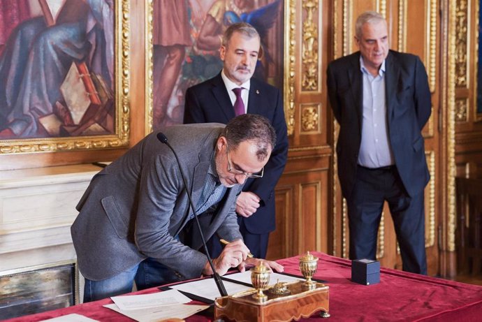 El nuevo concejal de Barcelona En Comú, Jordi Bassa, durante el acto de toma de posesión del cargo en el consistorio.