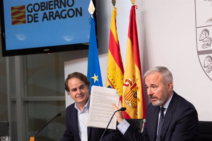 El presidente del Gobierno de Aragón, Jorge Azcón, y el consejero de  Hacienda, Interior y Administración Pública, Roberto Bermúdez de Castro.