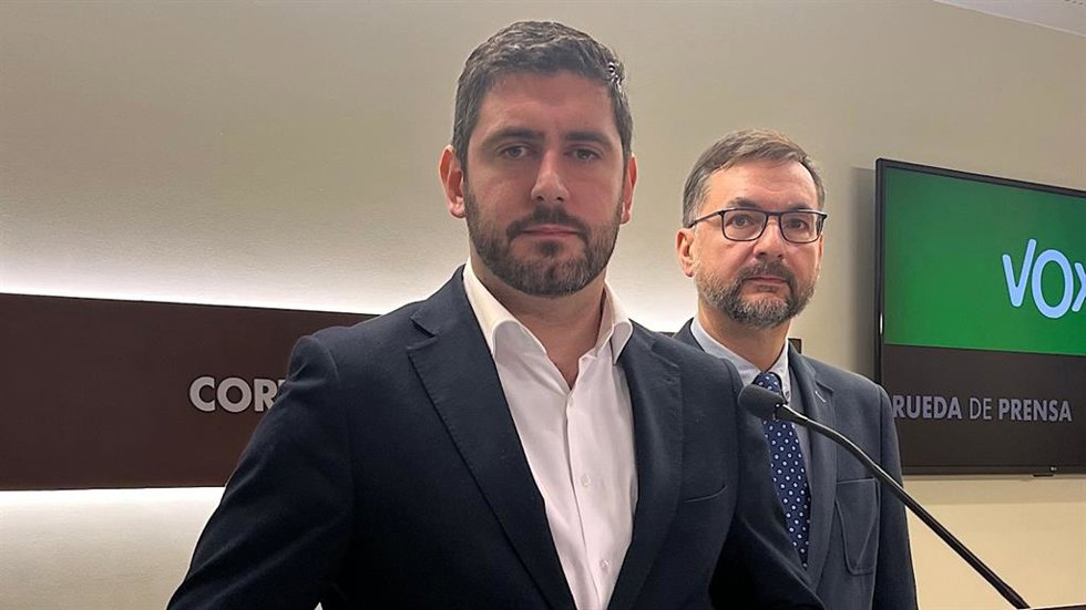El portavoz de VOX en las Cortes de Aragón, Alejandro Nolasco, junto al diputado Fermín Cíviac.