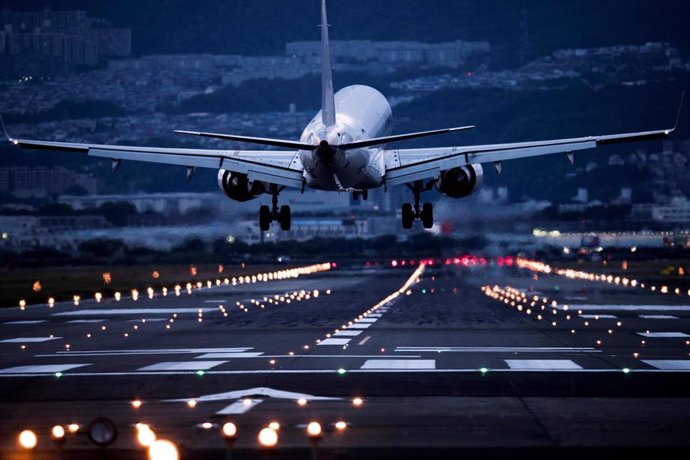 Archivo - Un avión despega en un aeropuerto