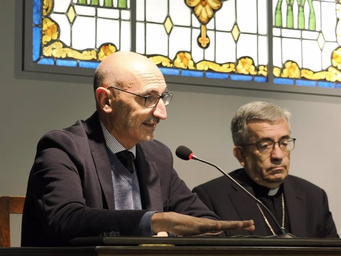 El presidente de las Semanas Sociales, Jesús Avezuela, y el arzobispo de Valladolid y presidente de la Conferencia Episcopal Española (CEE), Luis Argüello, en la presentación de la XLIV Semana Social de España.