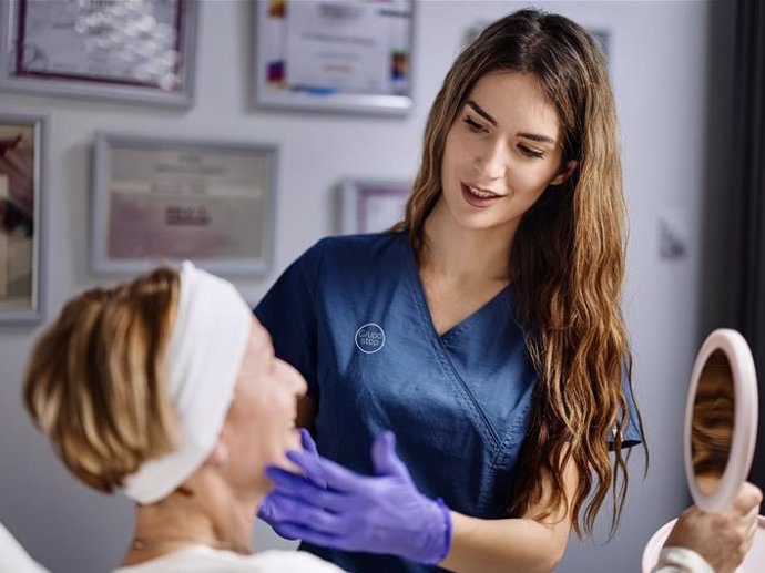 El peeling médico es una de las opciones más efectivas para eliminar las manchas solares