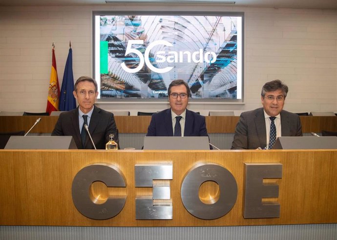 El presidente ejecutivo de Sando, Luis Sánchez Manzano, ha presentado el libro conmemorativo del 50 aniversario de la constitución de la empresa, junto al presidente de la CEOE, Antonio Garamendi, y el presidente de la CNC, Pedro Fernández Alén.