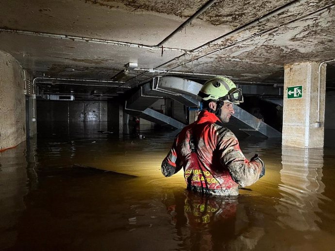 Bombero de Torrelavega trabajando en Valencia