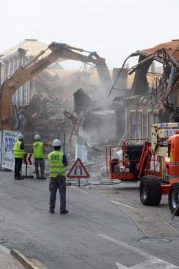 Archivo - Máquinas excavadoras y obreros trabajan en la demolición de la discoteca 'Teatre' donde fallecieron 13 personas en octubre de 2023, a 23 de septiembre de 2024, en Murcia, Región de Murcia (España)