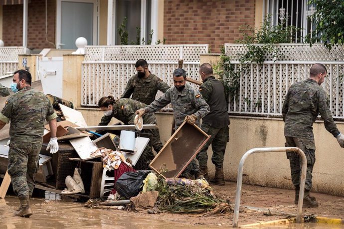 Varios militares ayudan a limpiar los estragos ocasionados por la DANA, a 4 de noviembre de 2024, en Paiporta, Valencia, Comunidad Valenciana (España). 