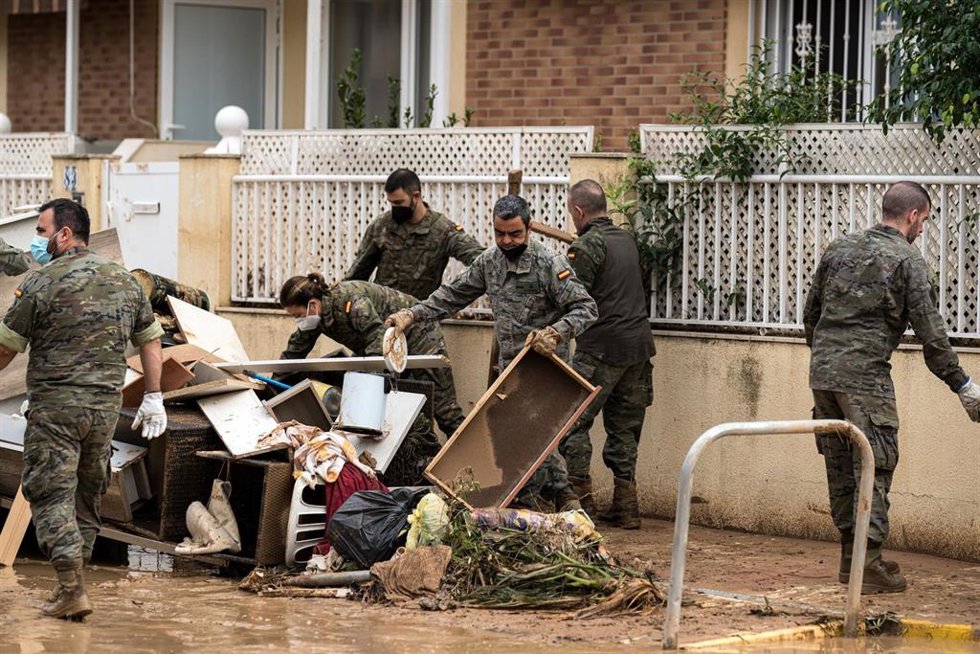 Varios militares ayudan a limpiar los estragos ocasionados por la DANA, a 4 de noviembre de 2024, en Paiporta, Valencia, Comunidad Valenciana (España).