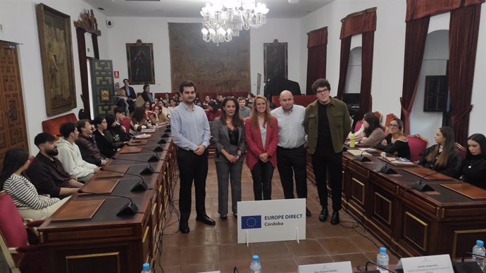 Inauguración de la Jornada de Empleo y Formación de las Instituciones de la Unión Europea (UE) con la delegada de Desarrollo Tecnológico, Transformación Digital y Juventud de la Diputación de Córdoba, Sara Alguacil, en el centro.