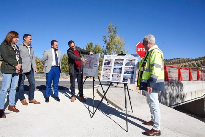 Recepción de las obras de mejora de la carretera provincial GR-3100 con el diputado provincial de Obras Públicas y Vivienda, José Ramón Jiménez, y el alcalde de Domingo Pérez, Eloy Vera