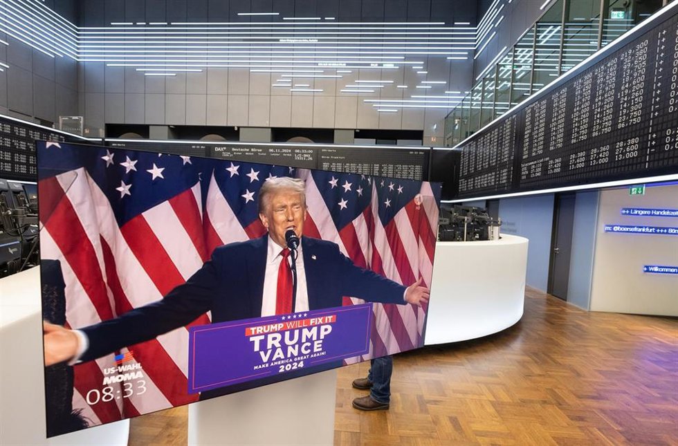 06 November 2024, Berlin, Frankfurt/Main: A speech by US presidential candidate Donald Trump is broadcasted live on a monitor in the trading hall of Deutsche Boerse in Frankfurt. Meanwhile, Trump has declared himself the winner of the election. Photo: B