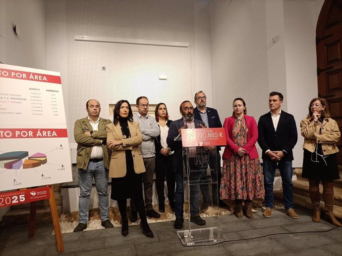 El presidente de la Diputación de Cáceres, Miguel Ángel Morales, con su equipo de Gobierno en la presentación de los Presupuestos 2025