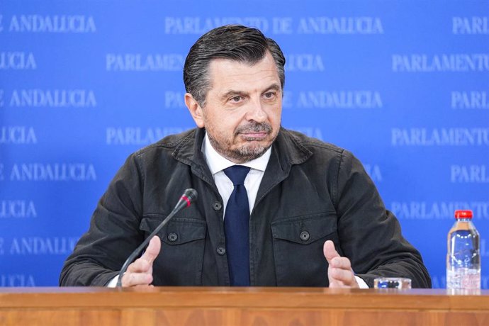 El portavoz del Grupo Parlamentario Popular, Toni Martín, durante la ronda de ruedas de prensa de portavoces de los grupos parlamentarios en el Parlamento de Andalucía, a 6 de noviembre de 2024 en Sevilla (Andalucía, España). Los portavoces de los grupos 