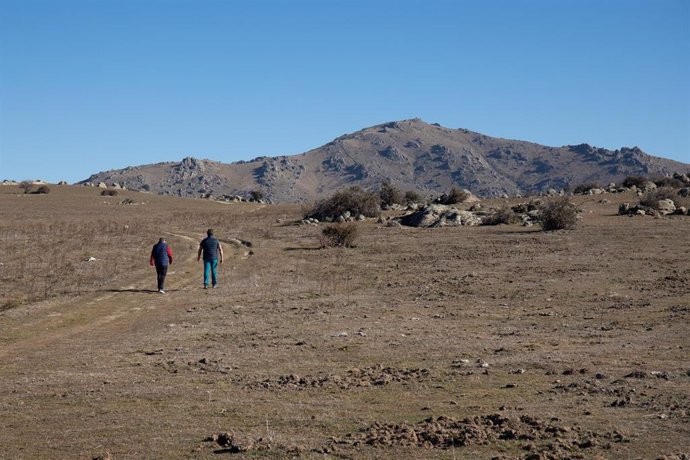 Archivo - Dos personas caminan por un sendero de la ruta de la Dehesa de Navalvillar, a 10 de febrero de 2022, en Colmenar Viejo, Madrid (España). 