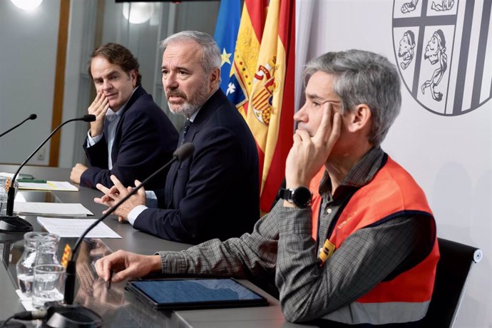 El jefe del Servicio de Emergencias de Aragón, Jorge Crespo, informa sobre la DANA junto con el presidente del Gobierno de Aragón, Jorge Azcón, y el consejero de Interior, Roberto Bermúdez de Castro.