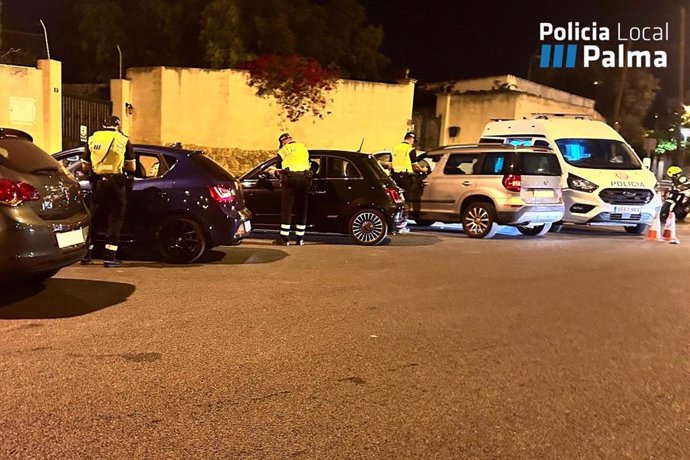 Agentes de la Policía Local de Palma en la realización de un control durante la Noche de Todos los Santos.