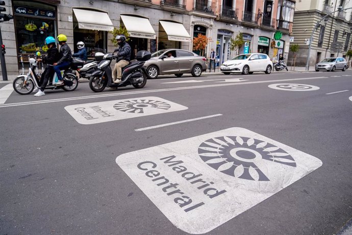 Archivo - Dos señales de Madrid Central en la carretera, a 11 de mayo de 2021, en Madrid (España). 