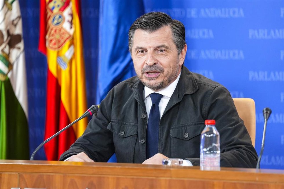 El portavoz del Grupo Parlamentario Popular, Toni Martín, durante la ronda de ruedas de prensa de portavoces de los grupos parlamentarios en el Parlamento de Andalucía, a 6 de noviembre de 2024 en Sevilla (Andalucía, España). Los portavoces de los grupo