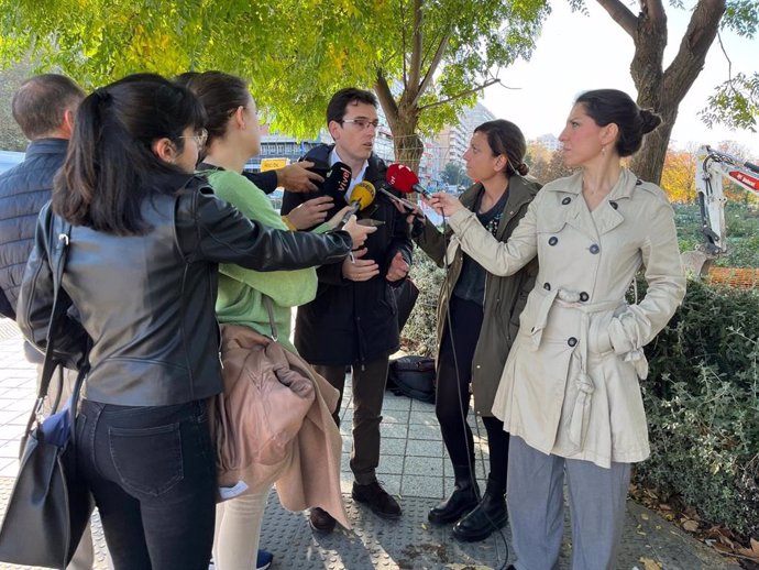 El portavoz del Grupo Municipal Socialista en el Ayuntamiento de Valladolid, Pedro Herrero, atiende a los medios de comunicación junto a las obras del carril bici en La Rosaleda.