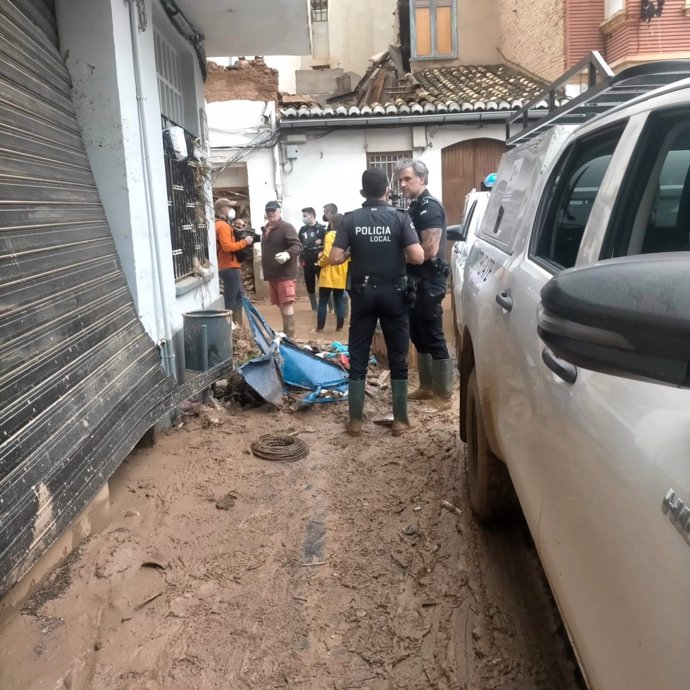 Policías locales de Cáceres desplazados a las zonas afectadas por la DANA para colaborar en las labores y limpieza y seguridad