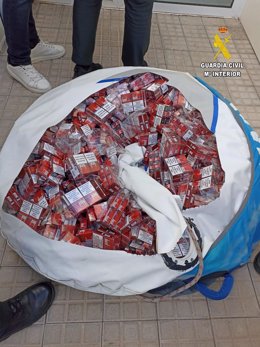 Cajetillas de tabaco de contrabando ocultas en un flotador interceptado en La Línea.