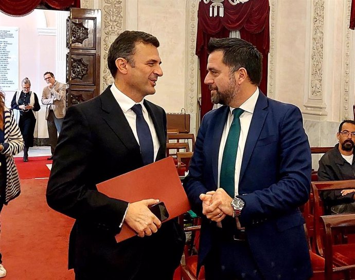 El alcalde de Cádiz, Bruno García, y el delegado de Zona Franca, Fran González, antes del Pleno por Navalips.