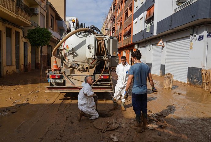 Varios operarios limpian una alcantarilla, a 5 de noviembre de 2024, en Sedavi, Valencia, Comunidad Valenciana (España). Hoy, se cumple una semana desde que la DANA arrasara la Comunitat Valenciana. Hasta el momento, hay 211 víctimas mortales y cuantios