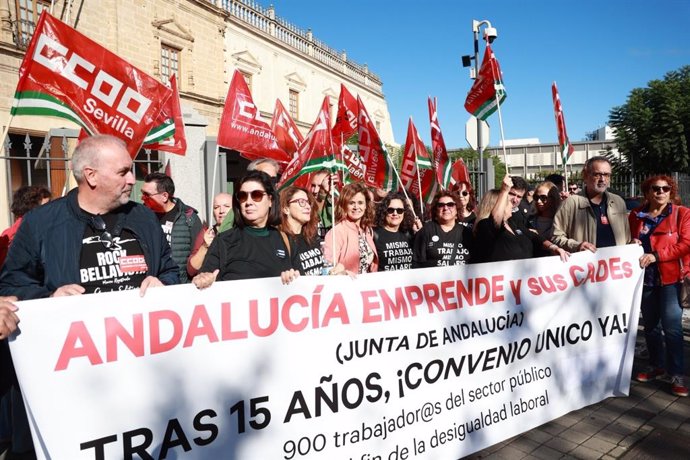 Delegados de CCOO en Andalucía Emprende procedentes de las ocho provincias en una concentración frente al Parlamento andaluz.