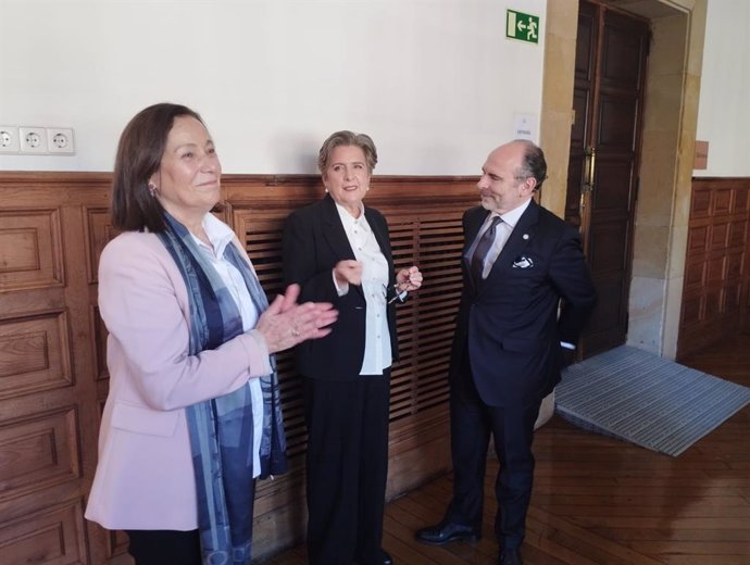 La profesora Rosa María Cid, la catedrática Ana Iriarte y el rector Ignacio Villaverde.