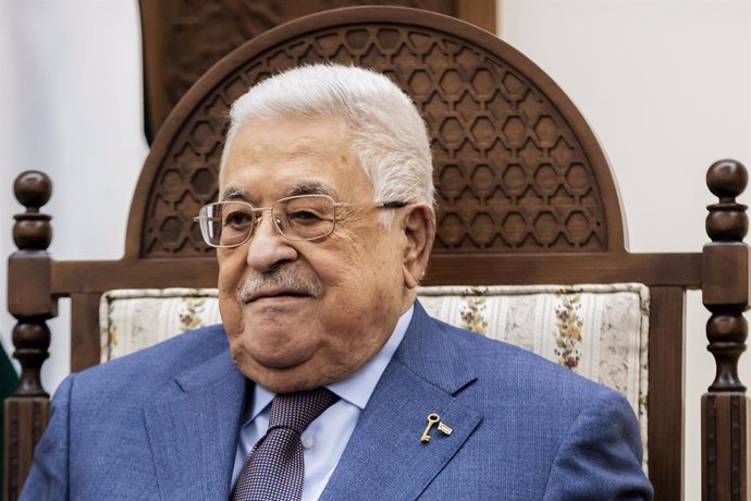 Archivo - El presidente de la Autoridad Palestina, Mahmud Abbas, durante una reunión en su residencia oficial en la ciudad cisjordana de Ramala (archivo)