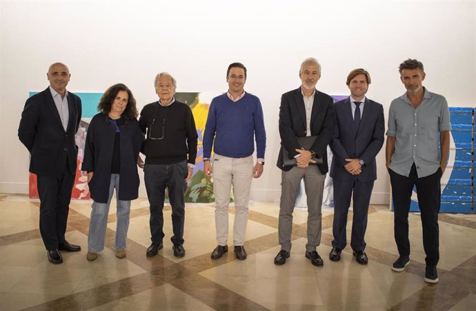 El concejal de Cultura y Patrimonio Arqueológico del Ayuntamiento de Huelva, Nacho Molina (centro), junto a los miembros del jurado del XXVII Salón de Otoño de Pintura.