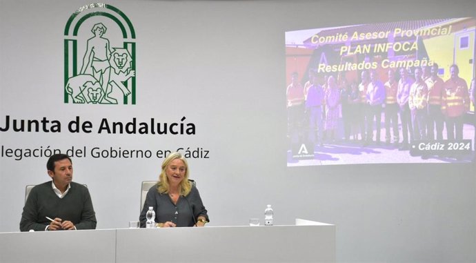 La delegada de la Junta de Andalucía en Cádiz, Mercedes Colombo, y el subdelegado del Campo de Gibraltar, Javier Ros, en el Comité Asesor del Plan Infoca en la provincia.