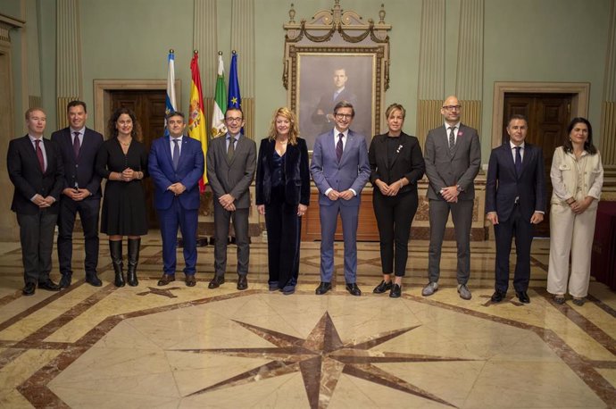 Recepción en el Ayuntamiento de Huelva de la delegación empresarial de la región germana de Renania del Norte-Westfalia, encabezada por su ministra de Economía, Mona Neubauer.