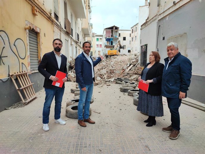 El portavoz municipal socialista, Daniel Pérez, y concejales del PSOE  en Callejones del Perchel durante la presentación de alegaciones del grupo municipal del PSOE a la modificación del PGOU