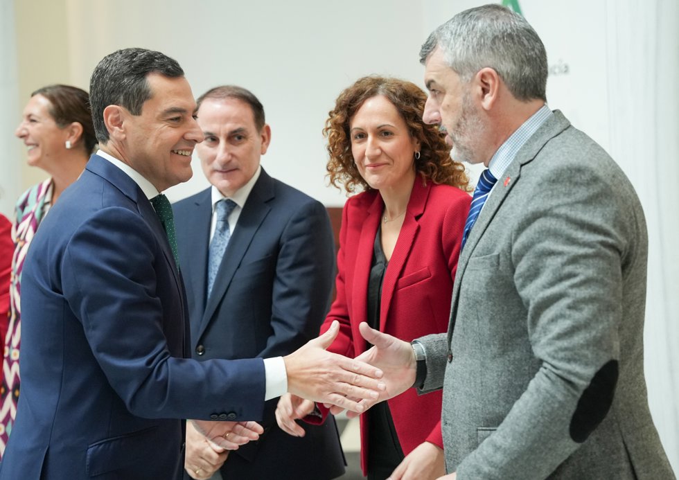 (I-D) El presidente de la Junta de Andalucía, Juanma Moreno; el presidente de la Confederación de Empresarios de Andalucía, Javier González; la secretaria general de CCOO Andalucía, Nuria López, y el secretario general de UGT Andalucía, Oskar Martín, 