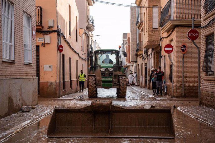 Vehículos agrícolas ayudan a recoger los escombros y la basura en Catarroja (Valencia)