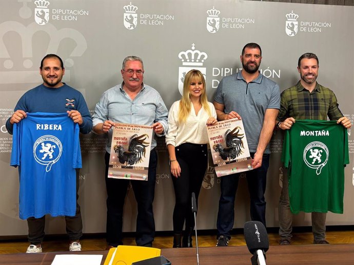 Organizadores del corro de lucha leonesa posan junto a los seleccionadores de Ribera y Montaña que portan las camisetas de sus respectivos conjuntos.