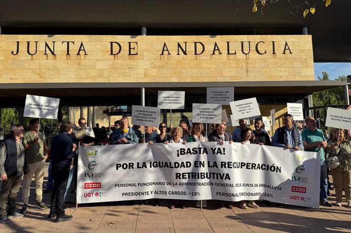 Concentración sindical a las puertas del edificio Torretriana, en Sevilla, sede de dos consejerías de la Junta de Andalucía. (Imagen de archivo).