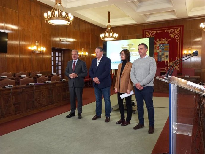 De izquierda a derecha, el representante de la Fundación Caja Rural, Cipriano García; el presidente de la Diputación de Zamora, Javier Faúndez; y los vicepresidentes Amaranta Ratón y Ramiro Silva.