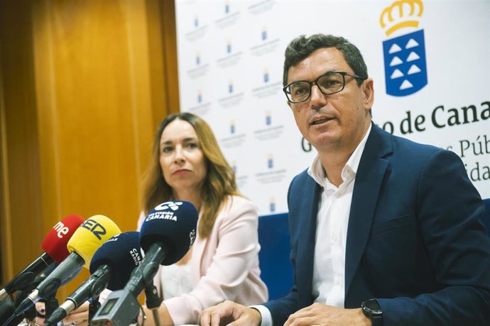 La directora general de Infraestructura Viaria, Rosana Melián, y el consejero de Obras Públicas, Transportes y Vivienda del Gobierno de Canarias, Pablo Rodríguez, en una rueda de prensa para informar sobre el acuerdo judicial con la UTE-OHL