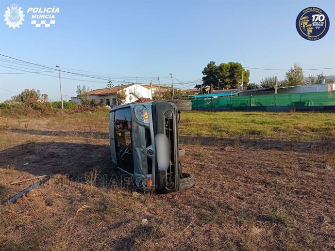 Imagen del estado en el que quedó el vehículo tras volcar