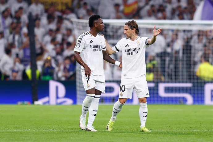 Los madridistas Vinícius Júnior y Luka Modric, ante el AC Milan en la Champions 2024-2025.